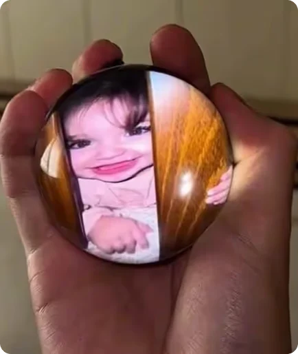 Memory Pearl playing a photo of a smiling child